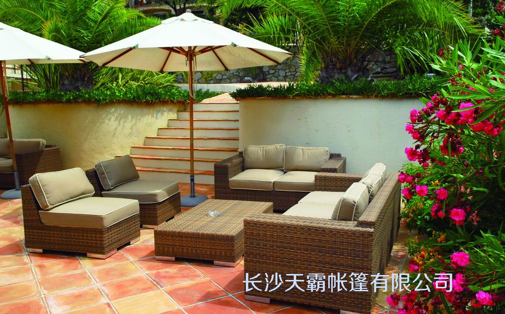 遮陽(yáng)傘搭配休閑桌椅滿(mǎn)足你對(duì)庭院生活的一切想象